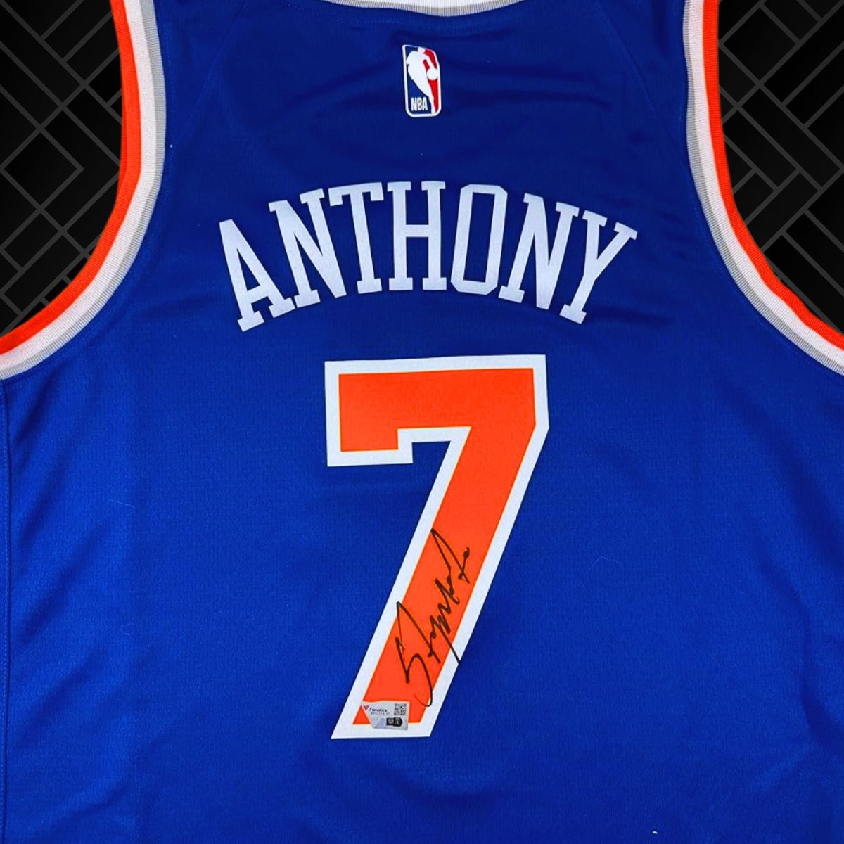 Does Carmelo Anthony Knicks jersey come with autographs